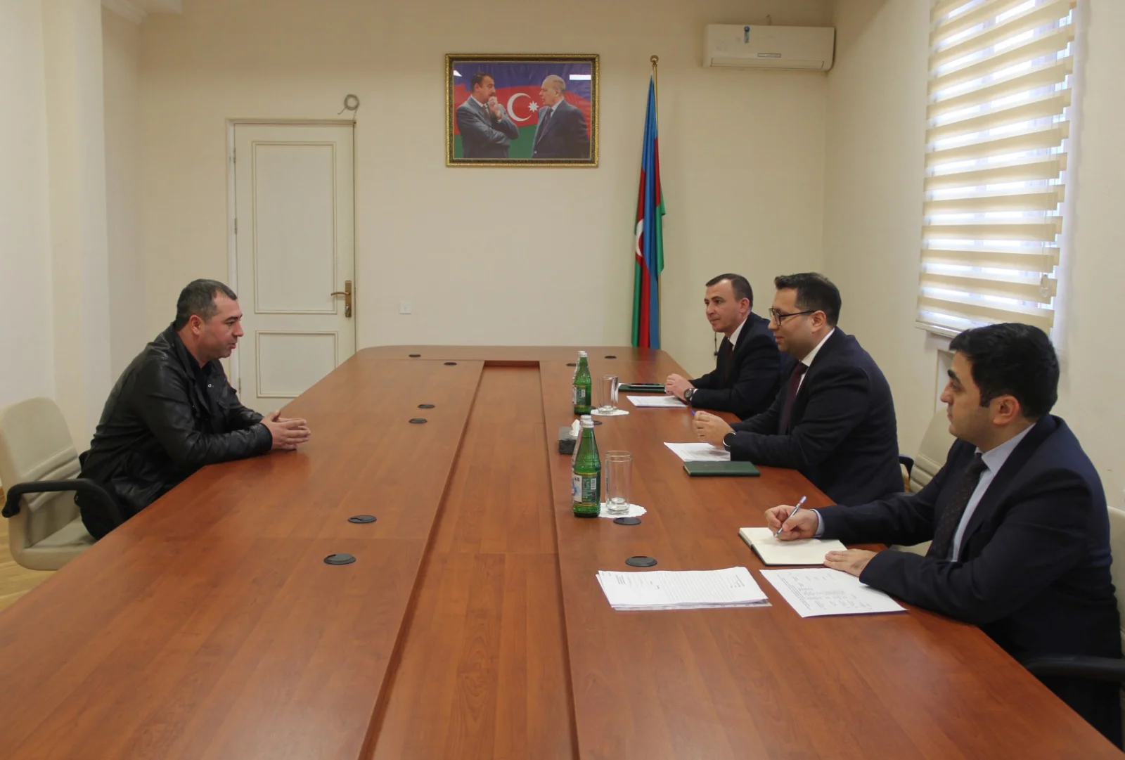 Elm, təhsil və insan resursları şöbəsinin müdiri Fərid Nəcəfov Qazaxda vətəndaşları qəbul edib