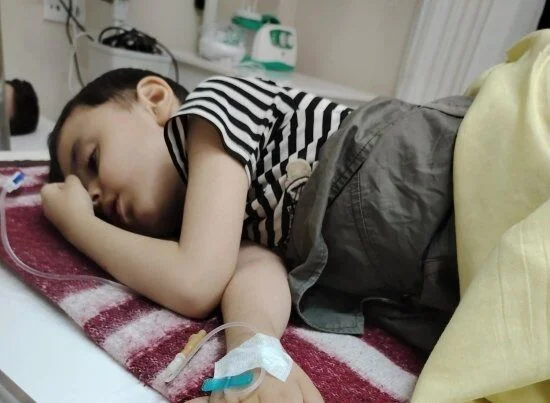 Sosial imkansız ana xəstə övladının müalicəsi üçün yardım istəyir