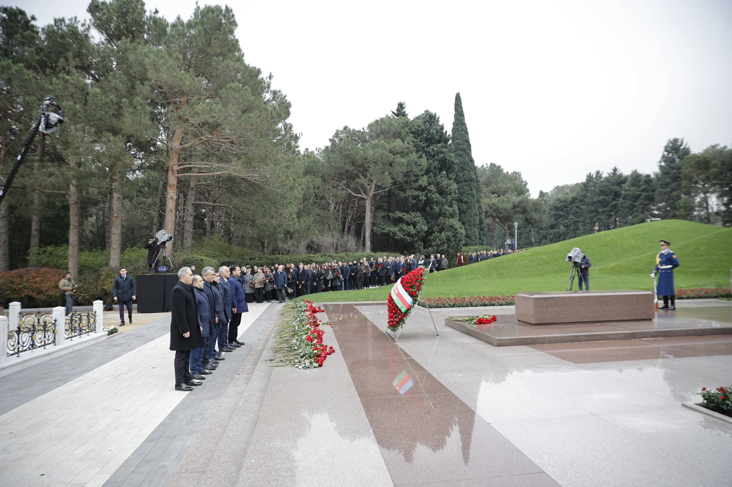 Dövlət Komitəsinin kollektivi ümummilli lider Heydər Əliyevin məzarını ziyarət edib