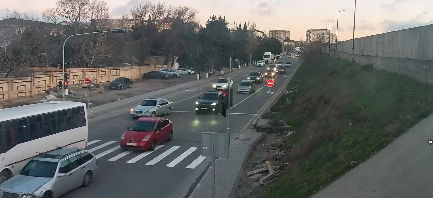 Binəqədi rayonunda yol hərəkətində dəyişiklik: yeni svetoforlar quraşdırıldı