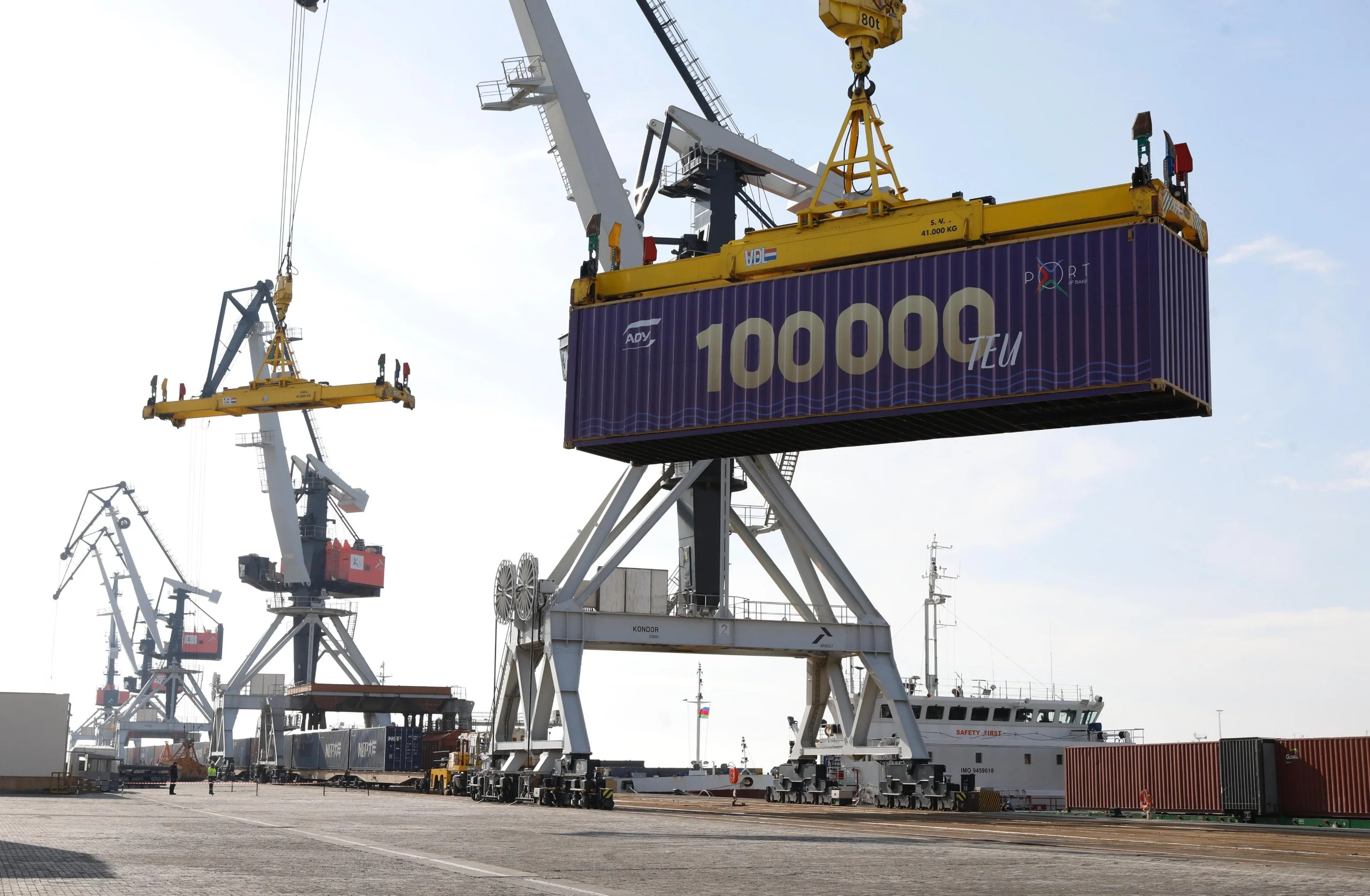 Bakı Limanında rekord nəticə: illik konteyner aşırma tarixdə ilk dəfə 100 000 TEU-ya çatdı