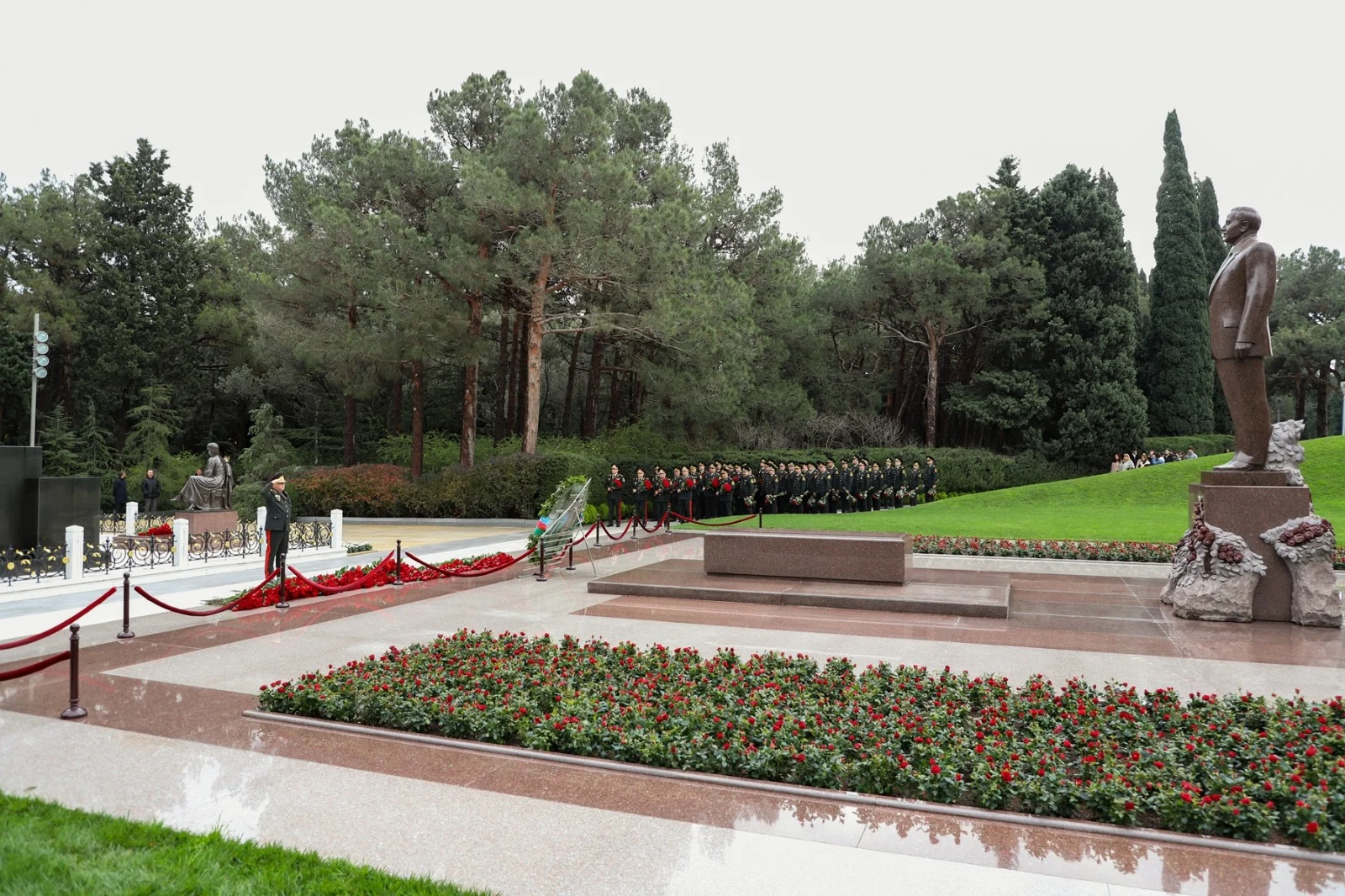 Dövlət Xidmətinin əməkdaşları Ulu Öndər Heydər Əliyevin xatirəsini yad edib