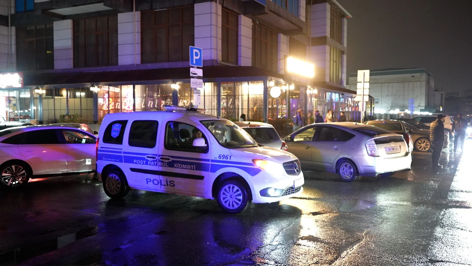 Polis Nərimanov rayonunda məişət səs-küyü normalarına əməl etməyən obyektlərdə profilaktik tədbirlər keçirib