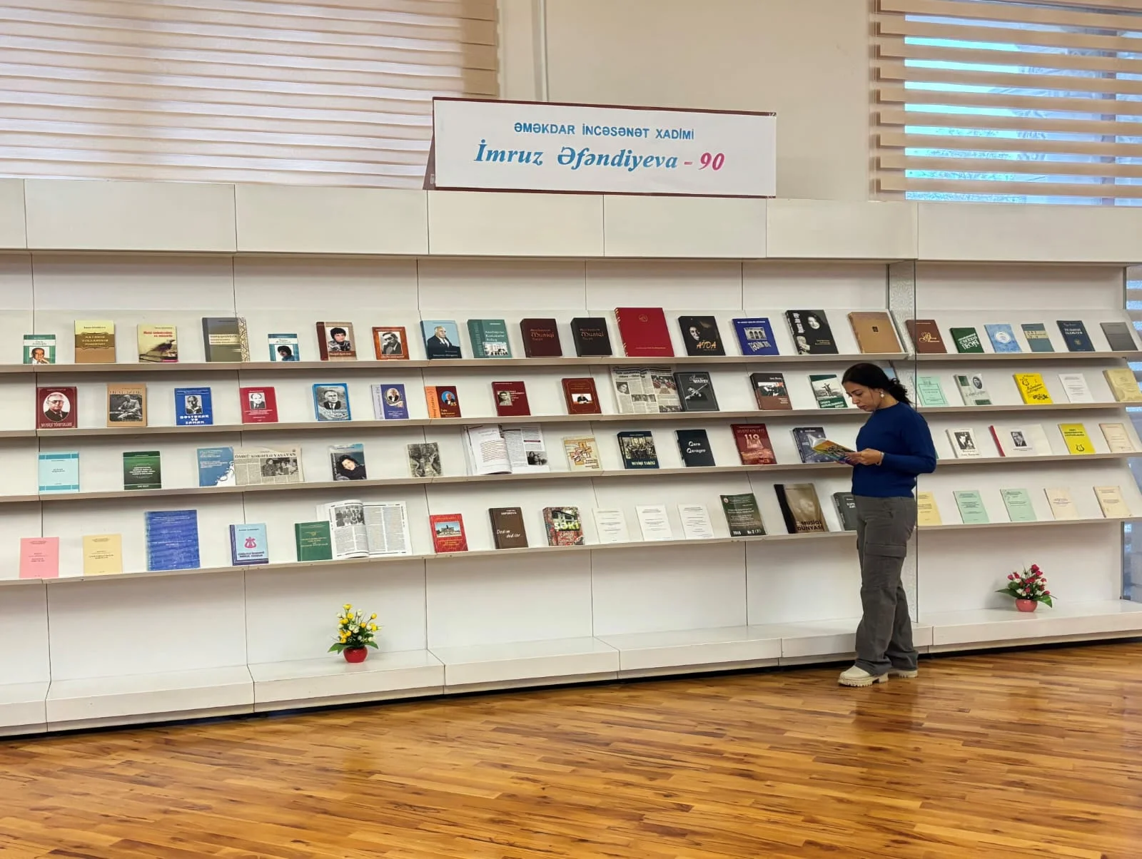 Milli Kitabxanada “Əməkdar incəsənət xadimi İmruz Əfəndiyeva – 90” adlı kitab sərgisi istifadəçilərə təqdim olunub