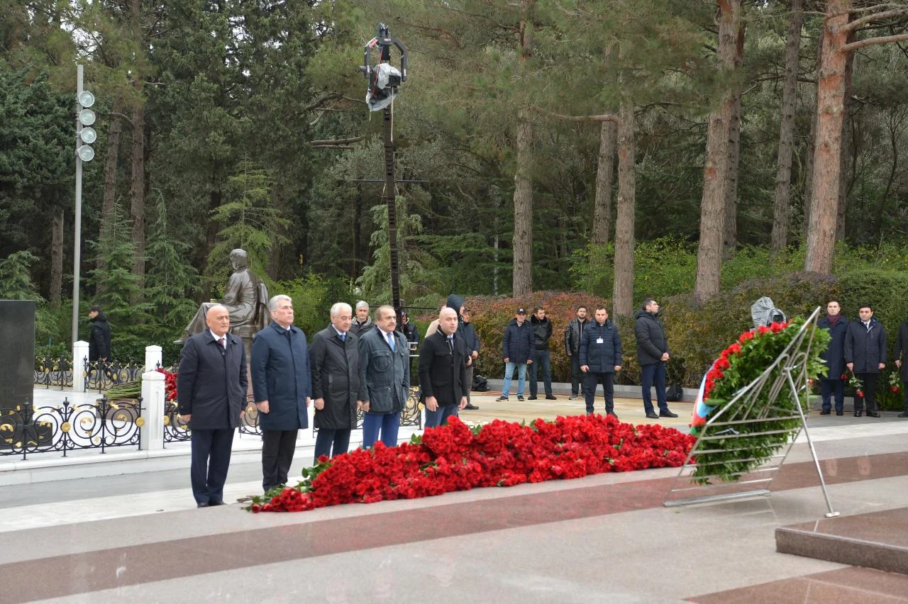 Milli Məclisin kollektivi Fəxri xiyabanda Ulu Öndər Heydər Əliyevin xatirəsini yad edib