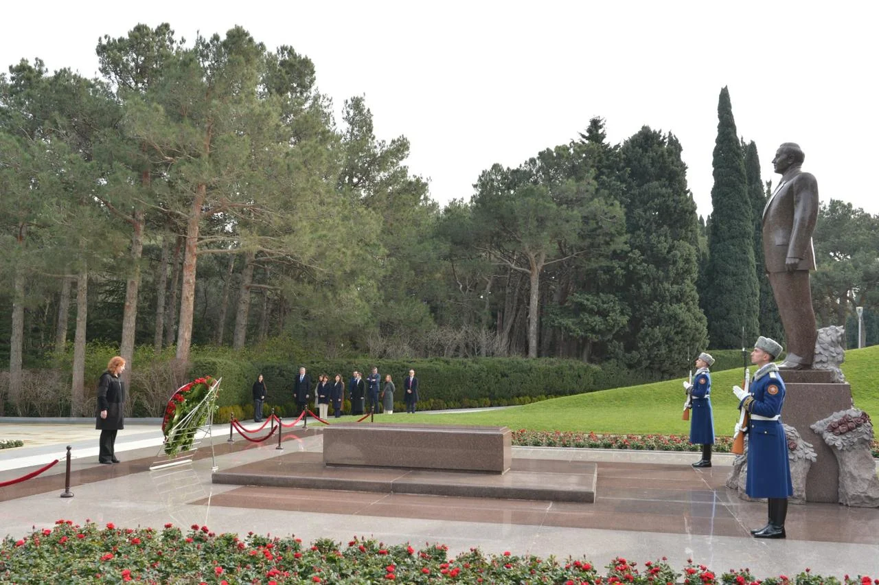 İspaniya Deputatlar Konqresinin spikeri Fəxri xiyabanı və Zəfər parkını ziyarət edib