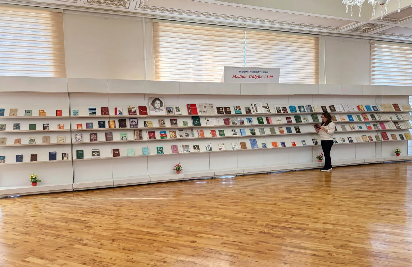 Milli Kitabxanada “Əməkdar incəsənət xadimi Mədinə Gülgün -100” adlı kitab sərgisi istifadəçilərə təqdim olunub