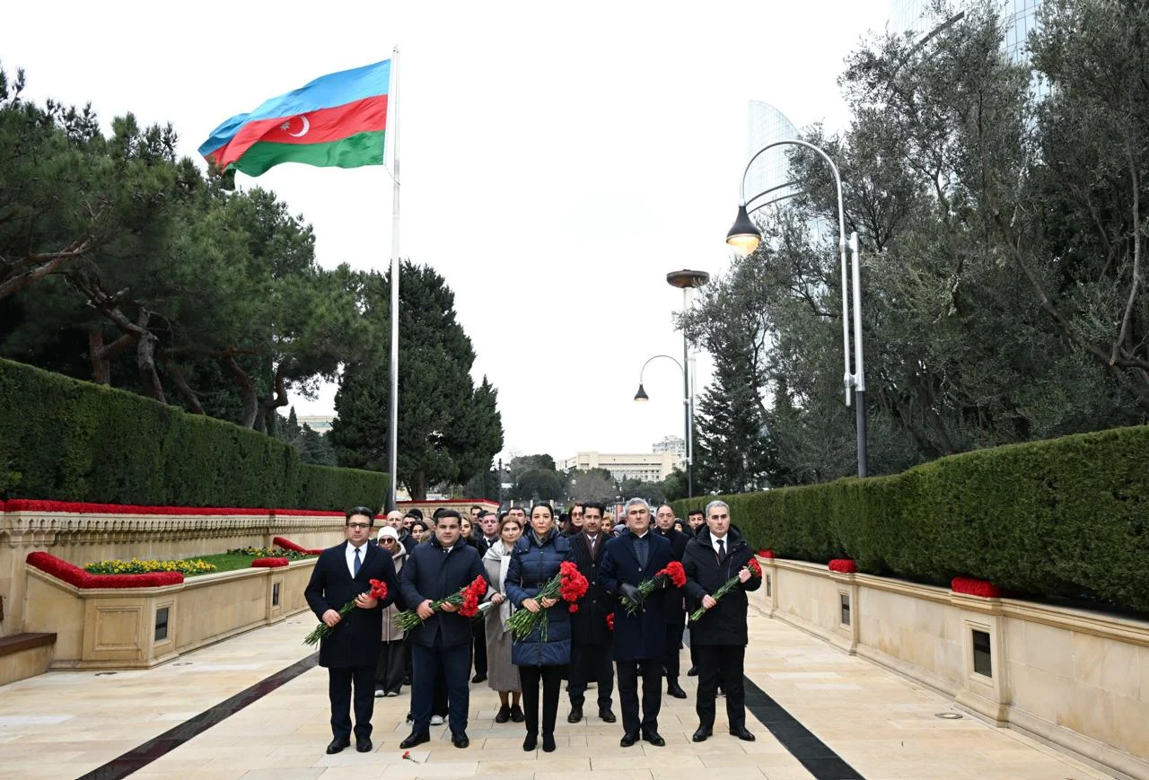 Ombudsman Səbinə Əliyeva və Aparatın kollektivi 20 Yanvar faciəsinin ildönümü ilə əlaqədar Şəhidlər xiyabanını ziyarət edib