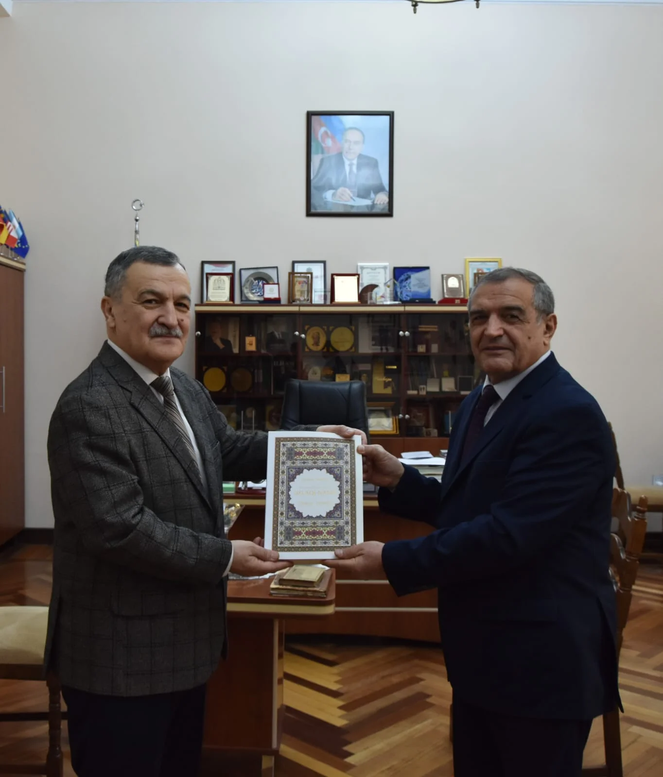 Millət vəkili, bibliofil Aydın Mirzəzadə Milli Kitabxanaya qiymətli kitablar hədiyyə edib