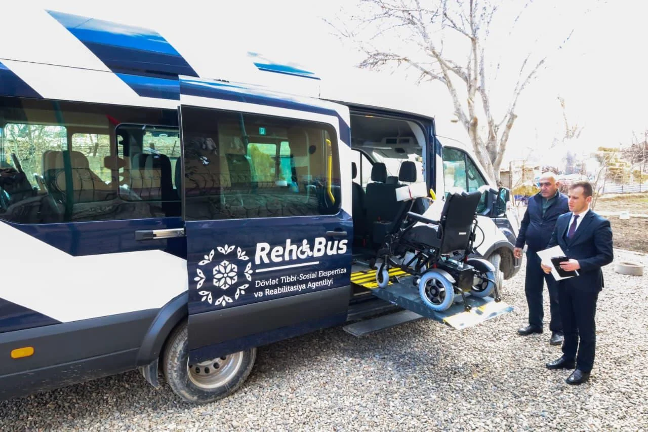 Şərur rayonunda əlilliyi olan şəxslərə səyyar reabilitasiya xidmətləri göstərilib