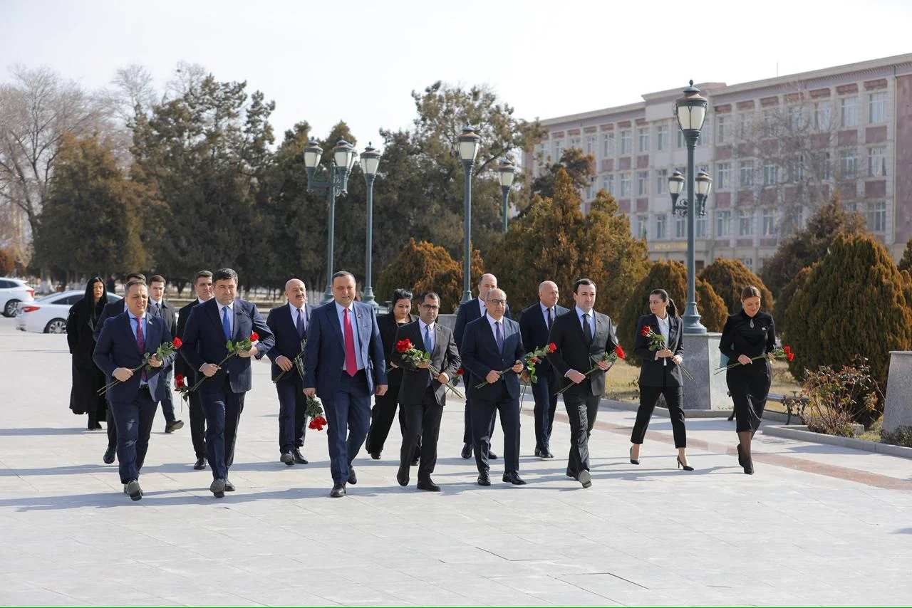 Ümummilli Lider Heydər Əliyevin abidəsi və Heydər Əliyev Muzeyi ziyarət olunub