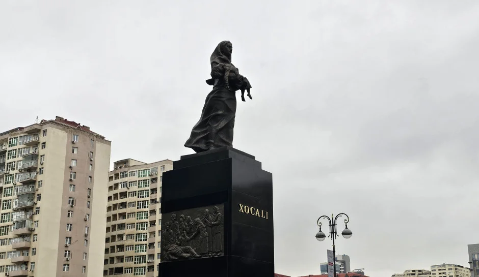 Fövqəladə Hallar Nazirliyinin kollektivi Xocalı soyqırımı abidəsini ziyarət edib (video, foto)