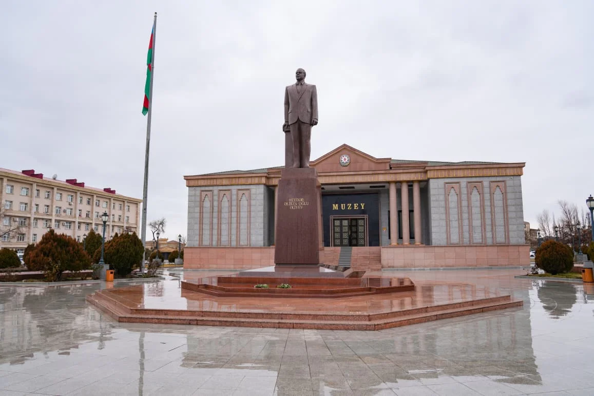 Naxçıvan Muxtar Respublikasının Baş naziri kollektivə təqdim edilib