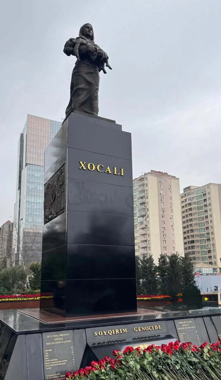 Dövlət Komitəsinin kollektivi Xocalı soyqırımı abidəsini ziyarət edib