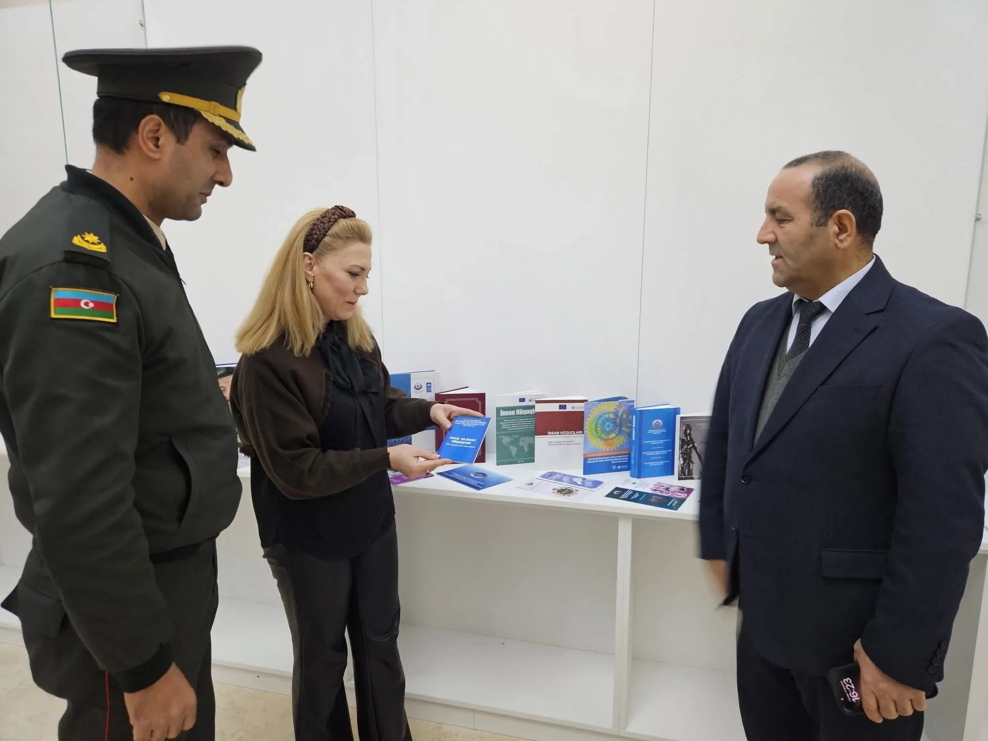 Beynəlxalq Kitab Bağışlama Günü münasibətilə Ombudsman Aparatı tərəfindən Daxili Qoşunların Hərbi İnstitutuna 30 adda kitab hədiyyə olunub