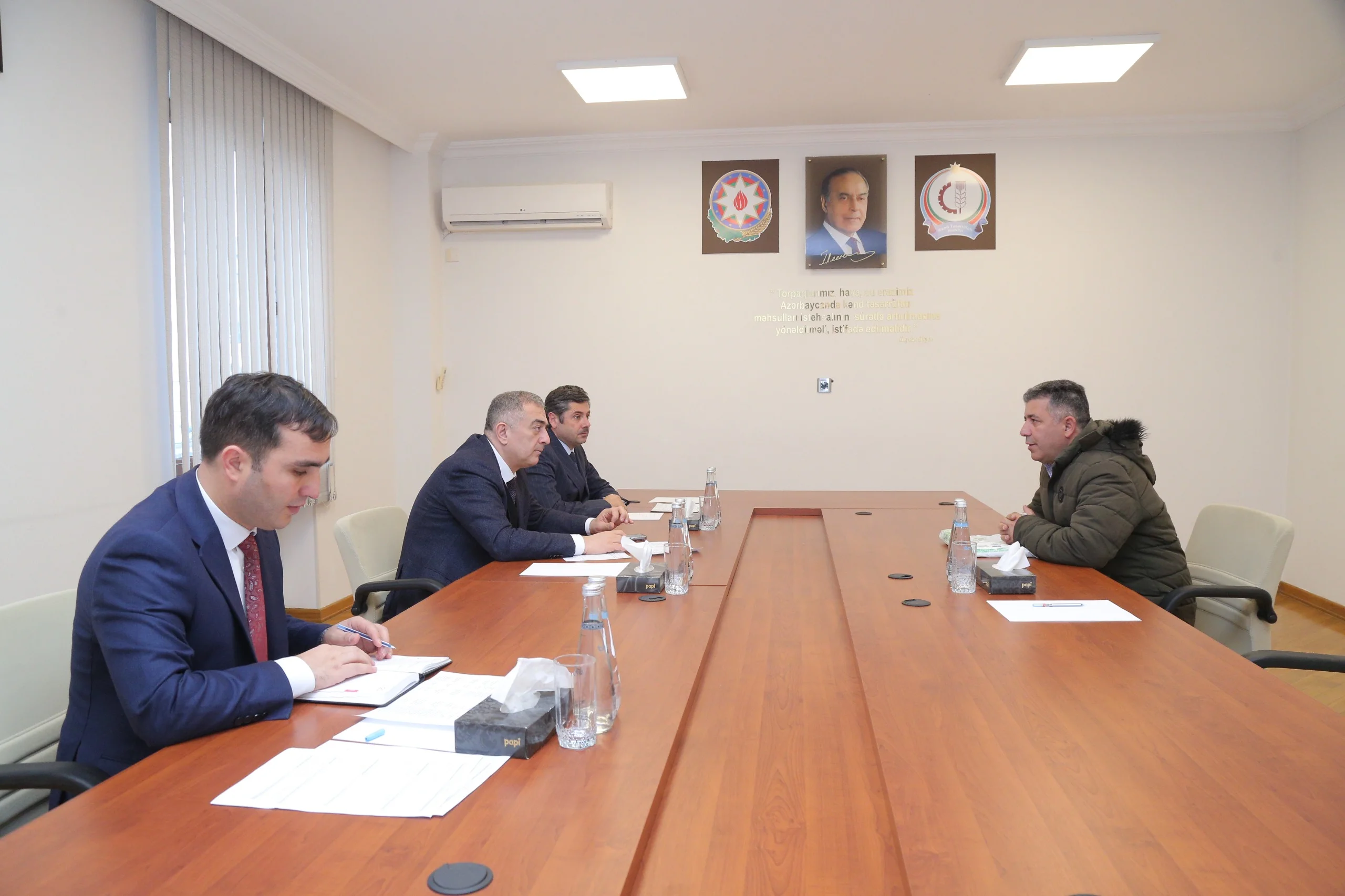 Kənd təsərrüfatı nazirinin müavini Elçin Zeynalov Hacıqabulda vətəndaşları qəbul edib, təsərrüfatlara baş çəkib