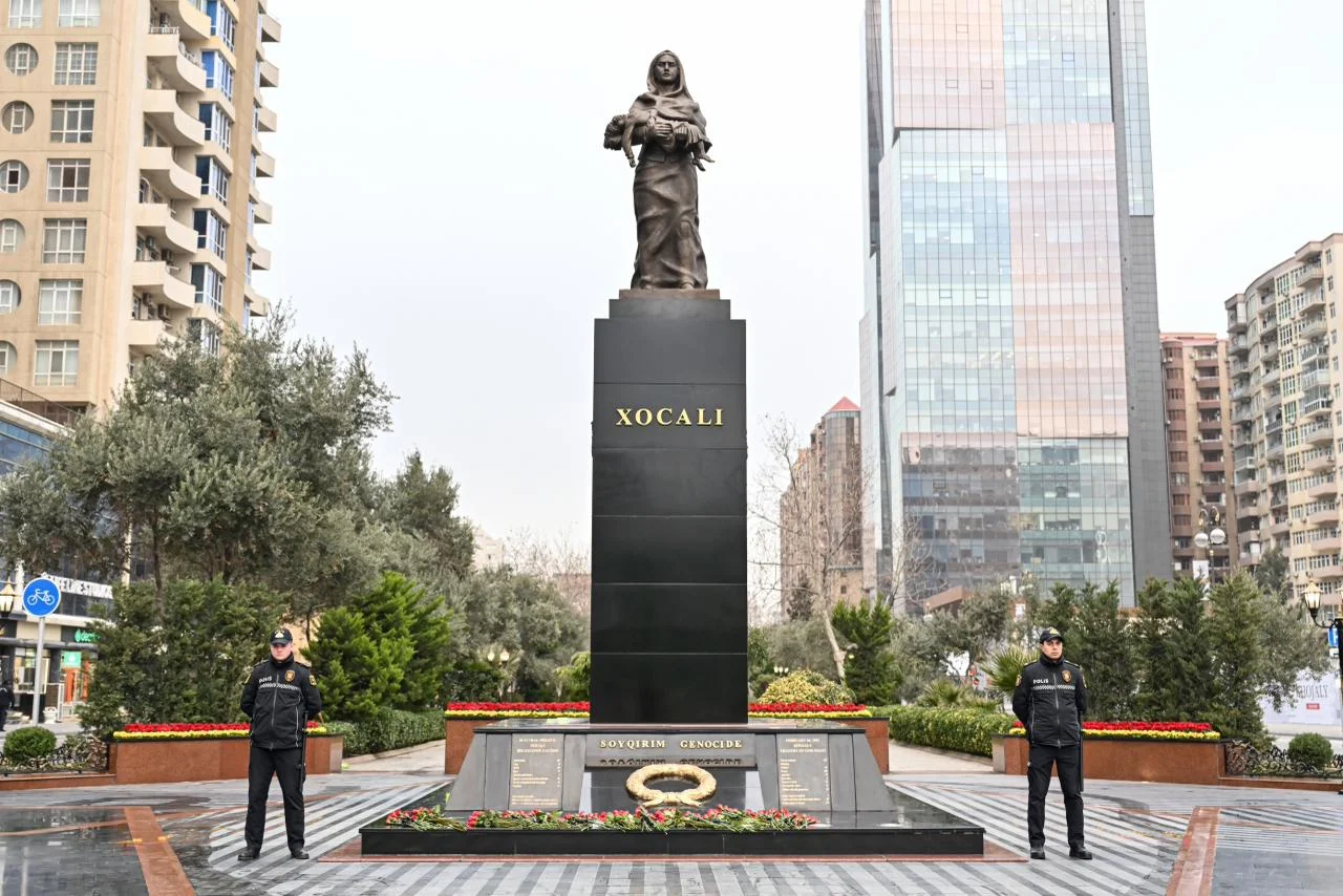 Milli Məclisin kollektivi Xocalı soyqırımı abidəsini ziyarət edib