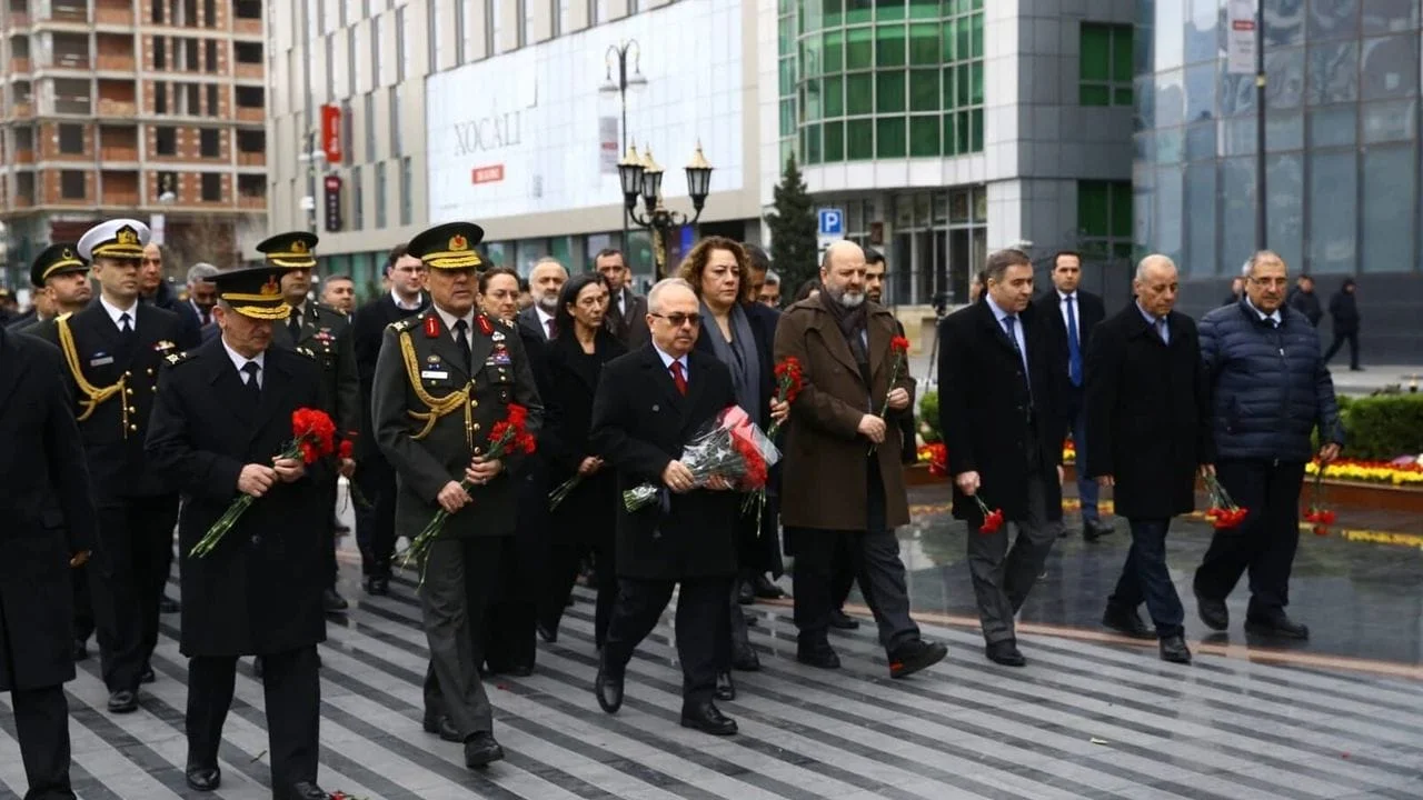 Türkiyə səfiri Birol Akgün və Şimali Kipr nümayəndəsi Ufuk Turganer Xocalı şəhidlərini anıblar