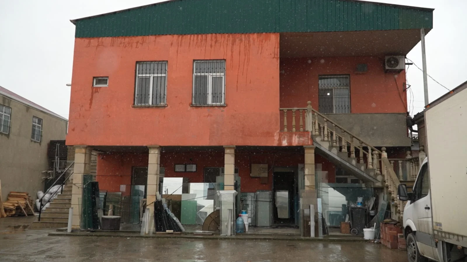 FHN-in Dövlət Yanğın Nəzarəti Xidməti yanğın təhlükəli mebel sexinin fəaliyyətini dayandırıb (VİDEO, FOTO)