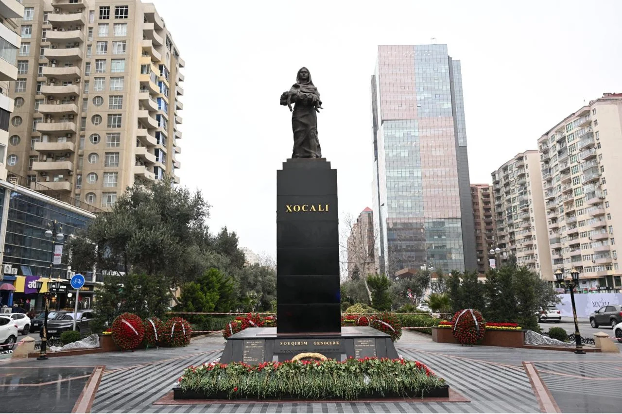 Mədəniyyət Nazirliyinin kollektivi Xocalı soyqırımı abidəsini ziyarət edib