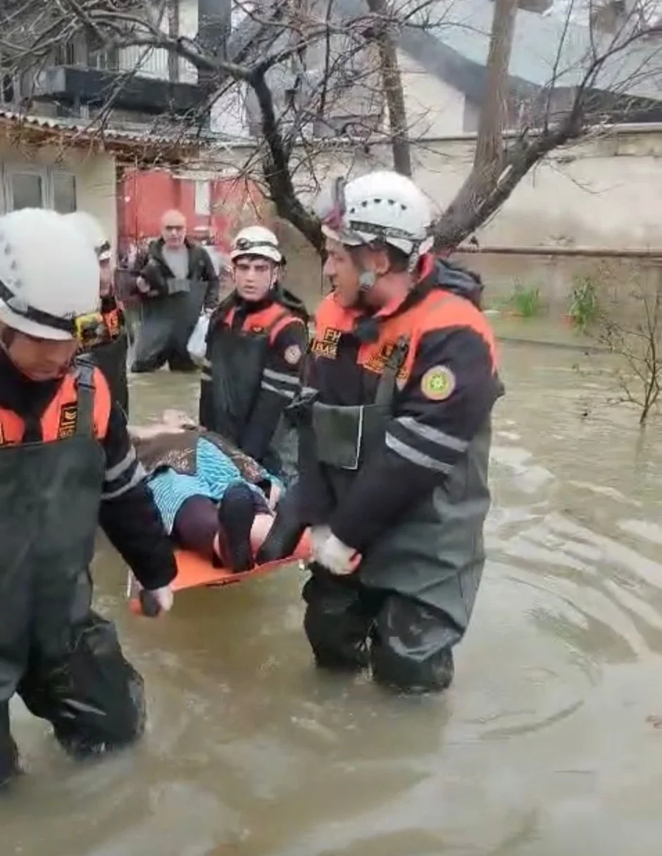 FHN: güclü yağışlar səbəbilə 216 nəfər təxliyə edilib (VİDEO, FOTO)