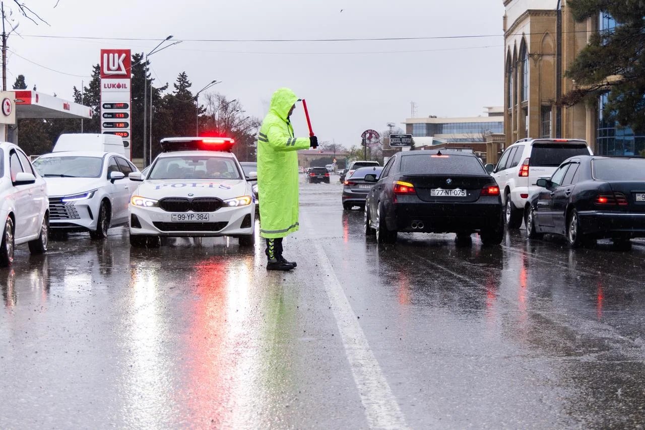 Yağışlı hava şəraitində polis xidmətini davam etdirir