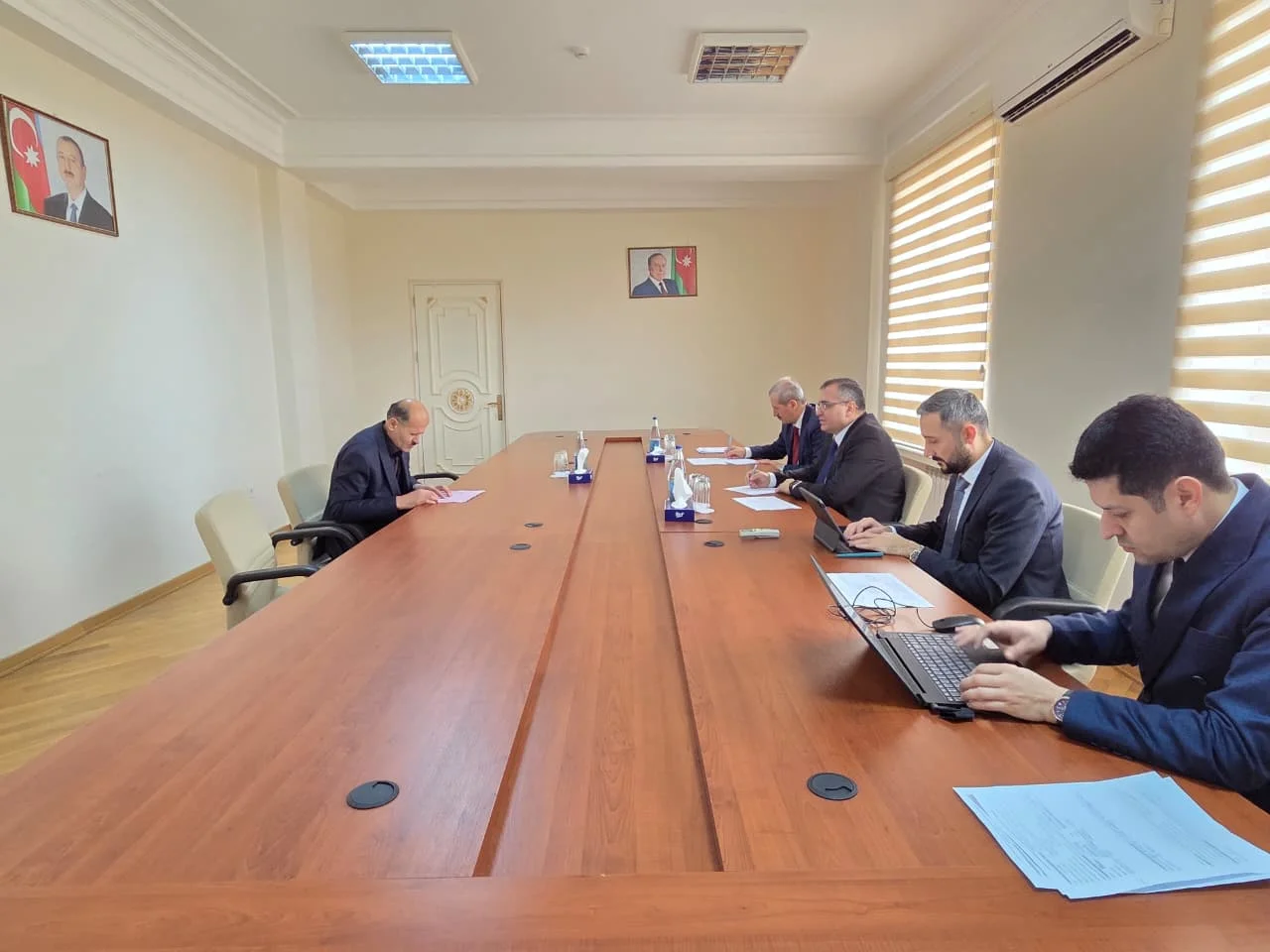 Kənd təsərrüfatı nazirinin müavini Zaur Əliyev Salyanda vətəndaşları qəbul edib