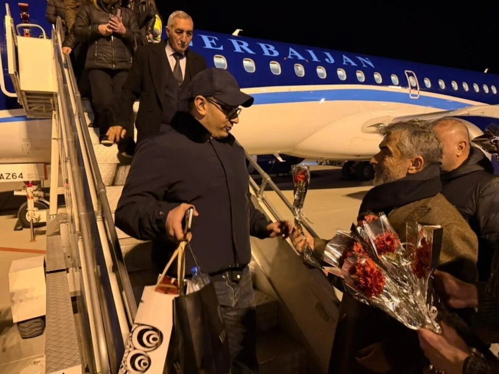 Naxçıvandan gələn AZAL sərnişinləri Iğdırda gül-çiçəklə qarşılandı