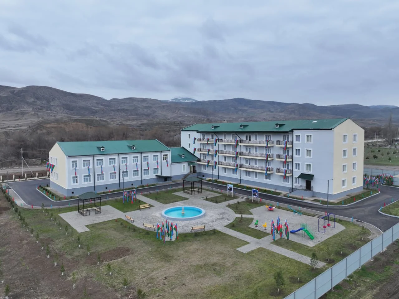 Əsaslı təmirdən sonra yaşayış binaları hərbi qulluqçuların istifadəsinə verilmişdir