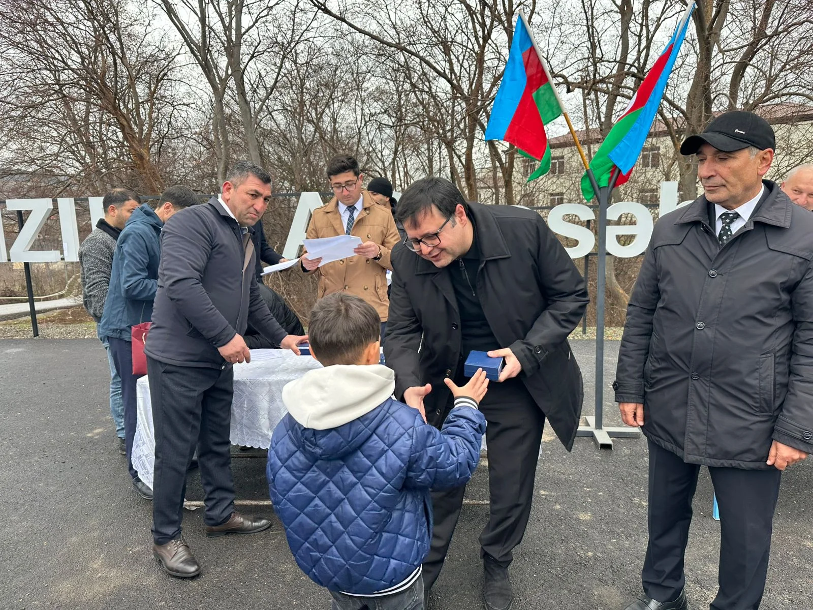 Növbəti köç karvanı Xocavənd rayonunun Qırmızı Bazar qəsəbəsinə çatıb