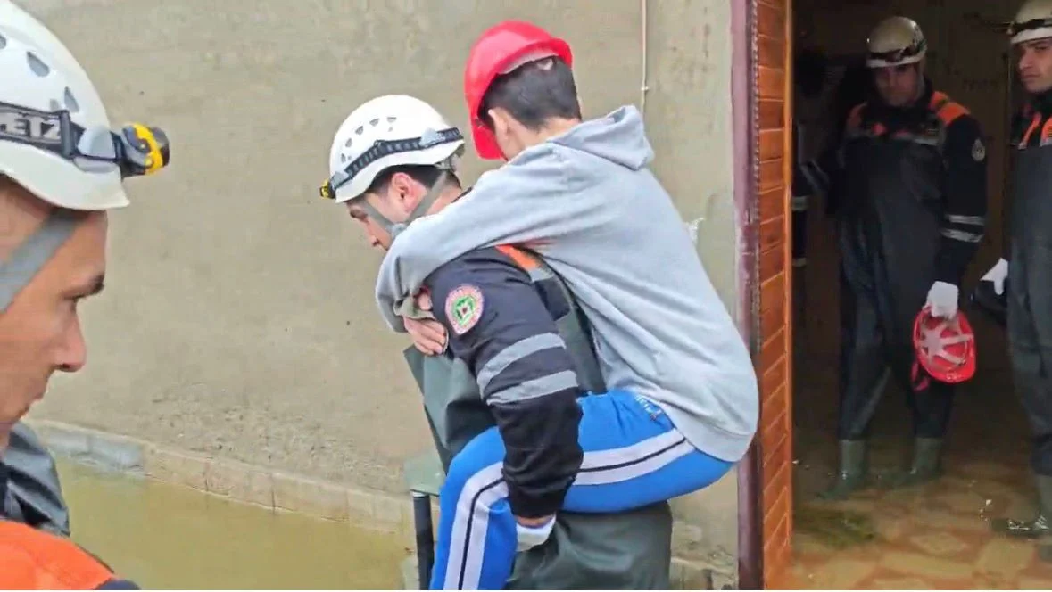 FHN: Su basmış ərazilərdən 278 nəfər təhlükəsiz əraziyə təxliyə edilib ( VİDEO, FOTO )