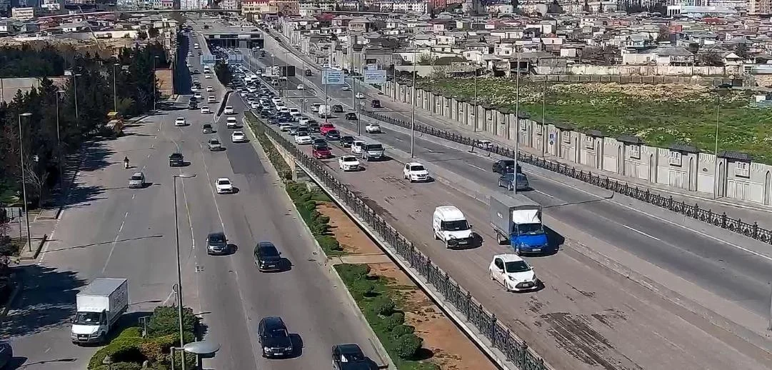 Paytaxtın əsas yollarında sıxlıq: körpüdə təmir işləri nəqliyyata təsir edir