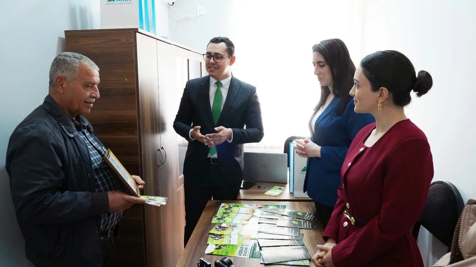 Laçının Zabux, Ağdərənin Həsənriz kəndlərinin və Xocavəndin Qırmızı Bazar qəsəbəsinin sakinləri ilə torpaqların əkin məqsədli istifadəyə verilməsinə dair icarə müqavilələri imzalanıb