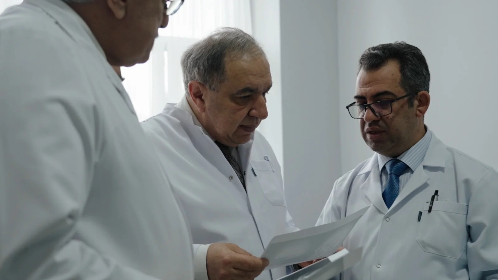 Səhiyyə Nazirliyindən 10 saatlıq unikal əməliyyat: pasiyentin öz sümüyü ilə yeni çənə quruldu