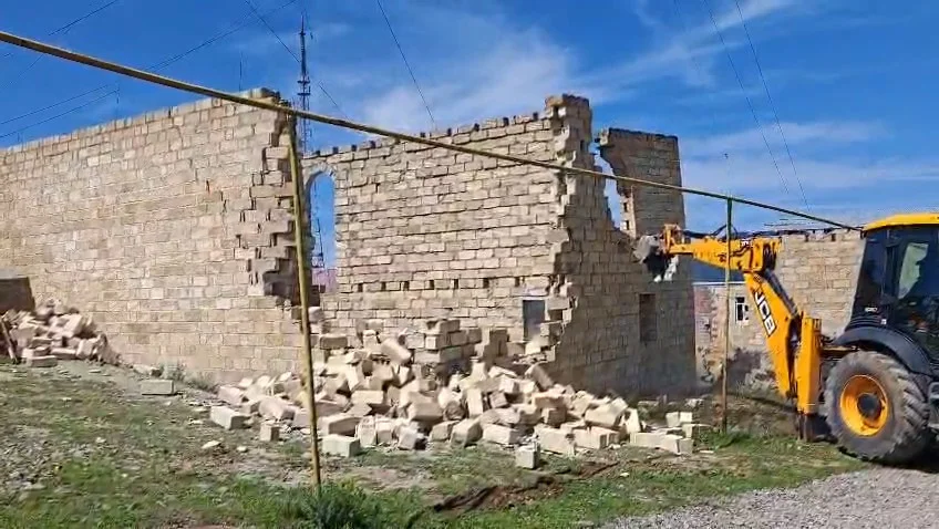 Fövqəladə Hallar Nazirliyi tərəfindən qanunsuz tikililər sökülüb (VİDEO, FOTO)