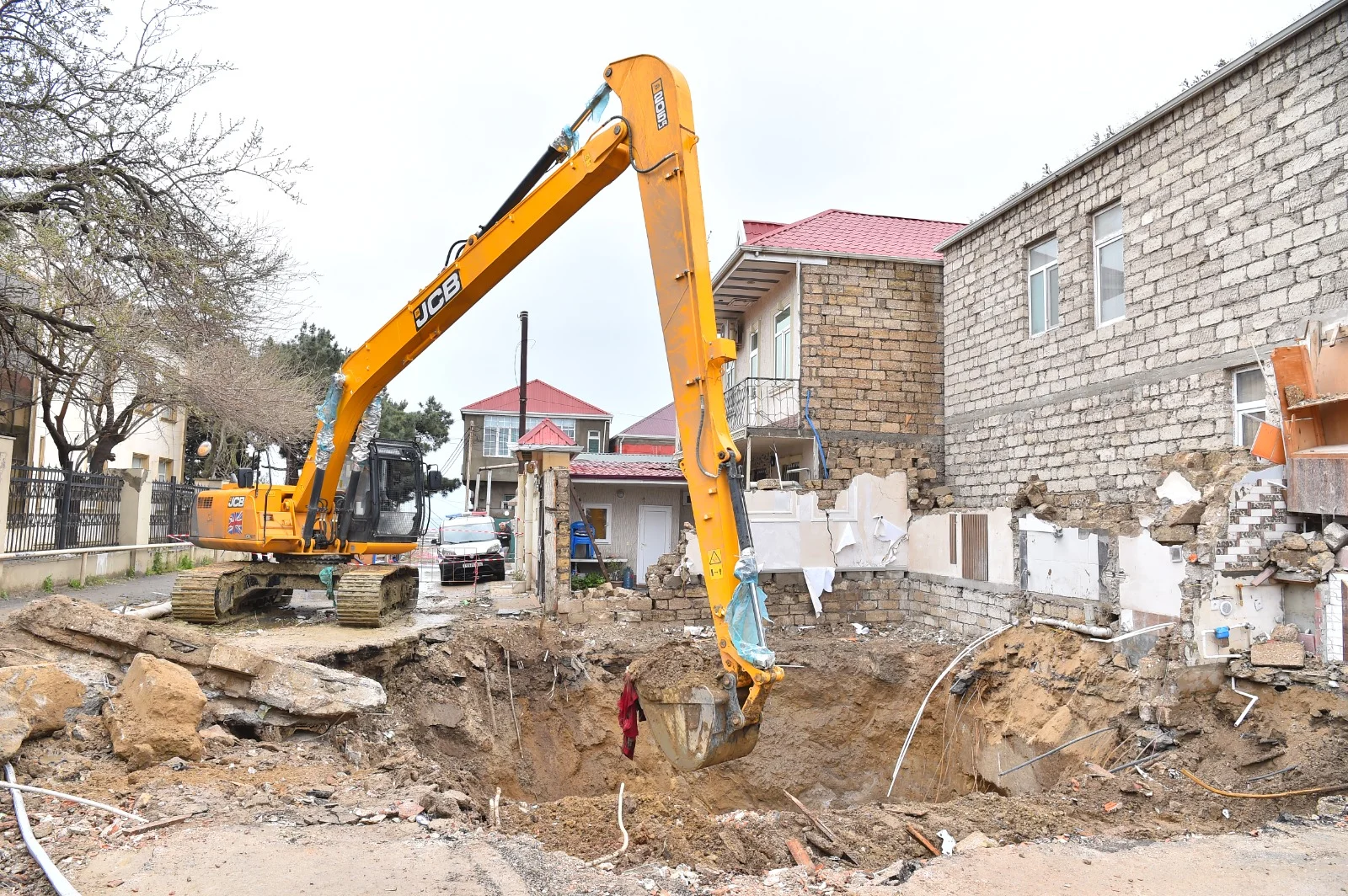 Kollektorun üzərində tikilən ev söküldü, xəttin bərpası işlərinə başlanıldı - (VİDEO, FOTO)