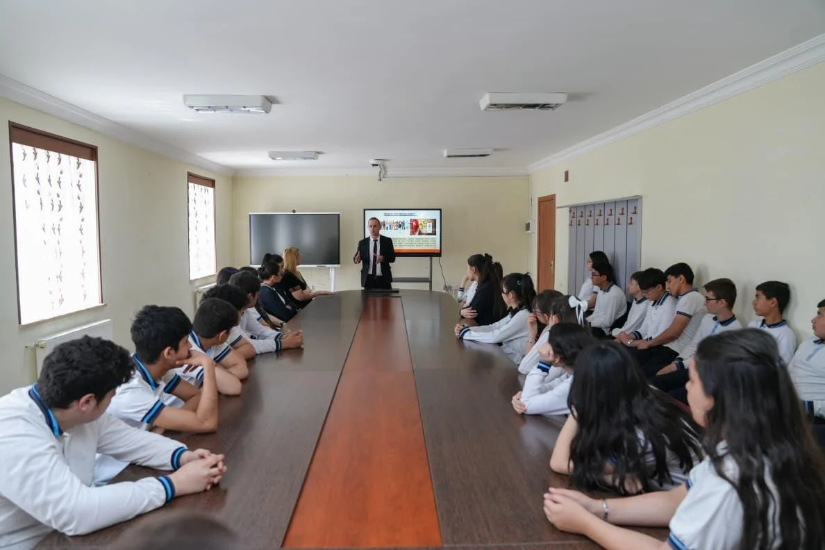 Əməyin mühafizəsi və təhlükəsizlik qaydalarına dair növbəti maarifləndirmə təlimi 8 nömrəli tam orta məktəbdə keçirilib