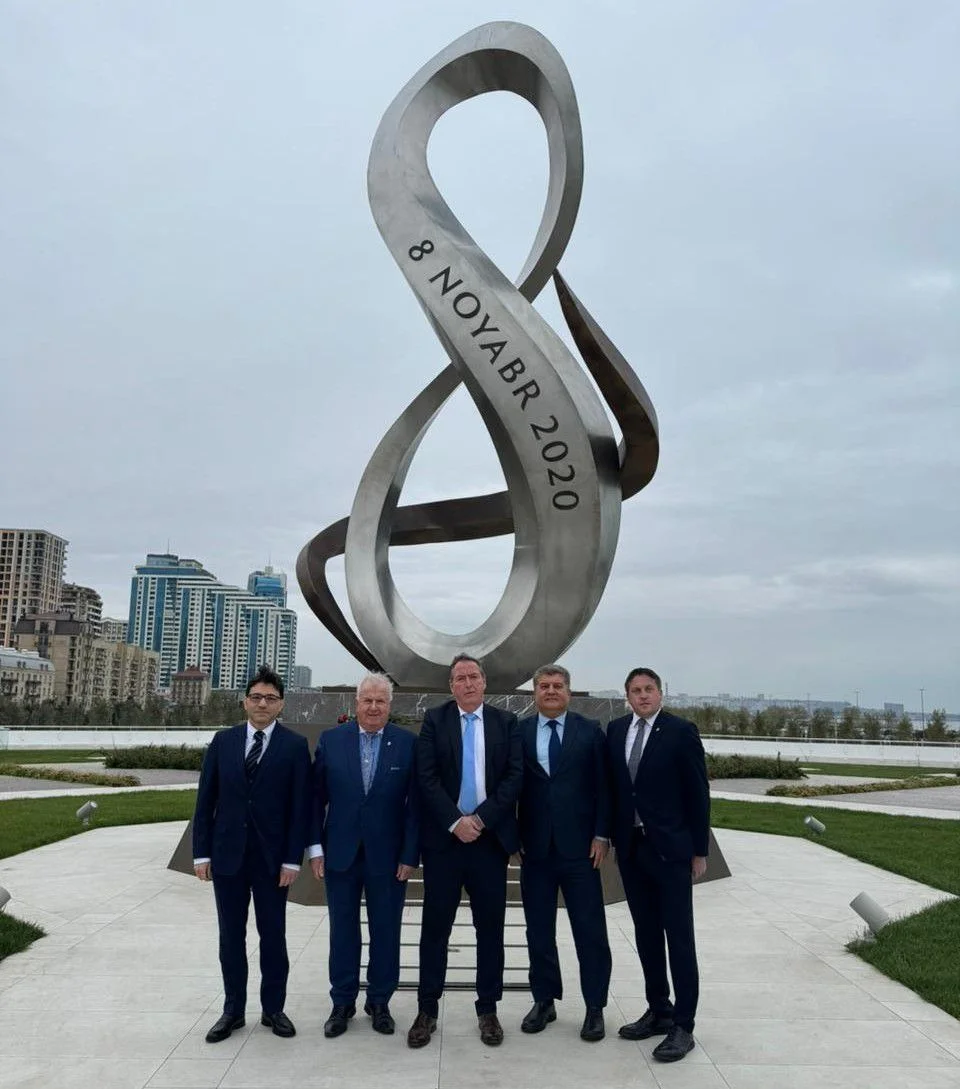 İrlandiya parlament nümayəndə heyəti Bakıda Zəfər abidəsini ziyarət edib