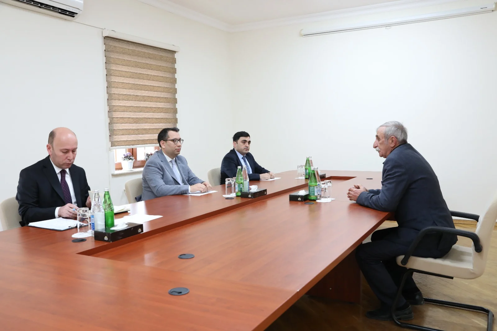 Elm, təhsil və insan resursları şöbəsinin müdiri Fərid Nəcəfov Qusarda vətəndaşları qəbul edib