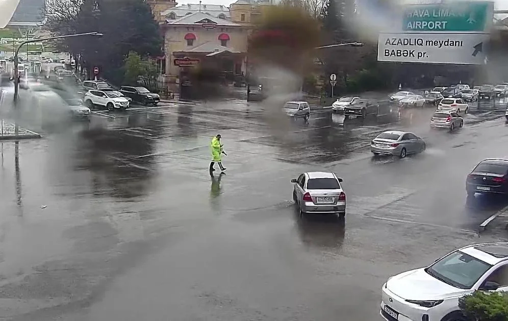 Şəhər mərkəzində trafik sıxlığı: yol vəziyyəti