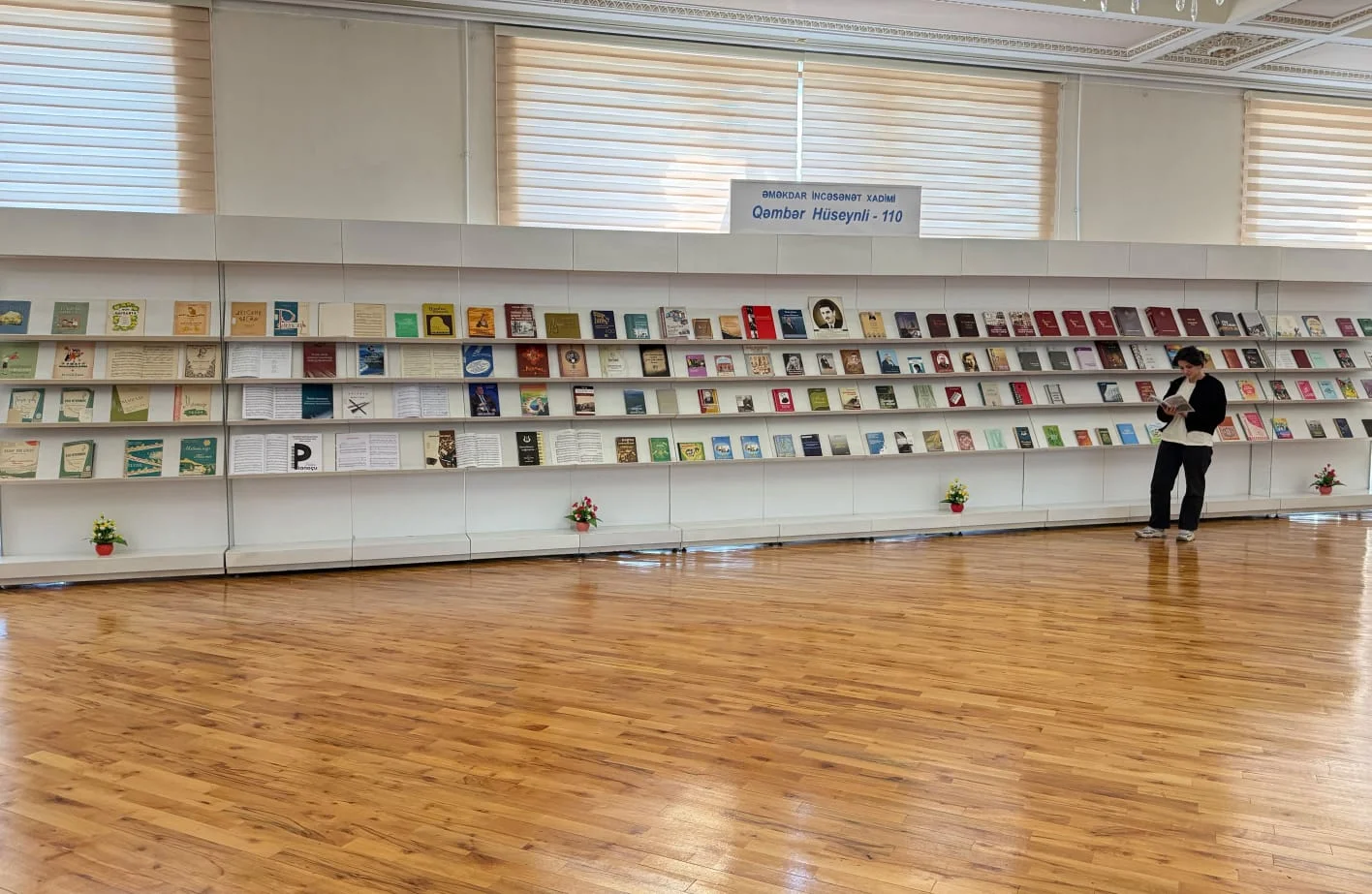 Milli Kitabxanada “Əməkdar incəsənət xadimi Qəmbər Hüseynli – 110” adlı kitab sərgisı istifadəçilərə təqdim olunub