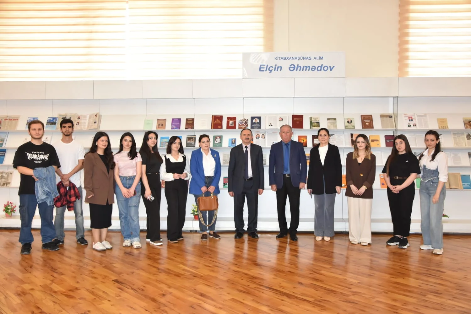 Bakı Dövlət Universitetinin İnformasiya və sənəd menecmenti fakültəsinin müəllim və tələbə heyəti Milli Kitabxanada kitabxanaşünas alim Elçin Əhmədovun 65 illik yubileyinə həsr olunmuş kitab sərgisini ziyarət ediblər