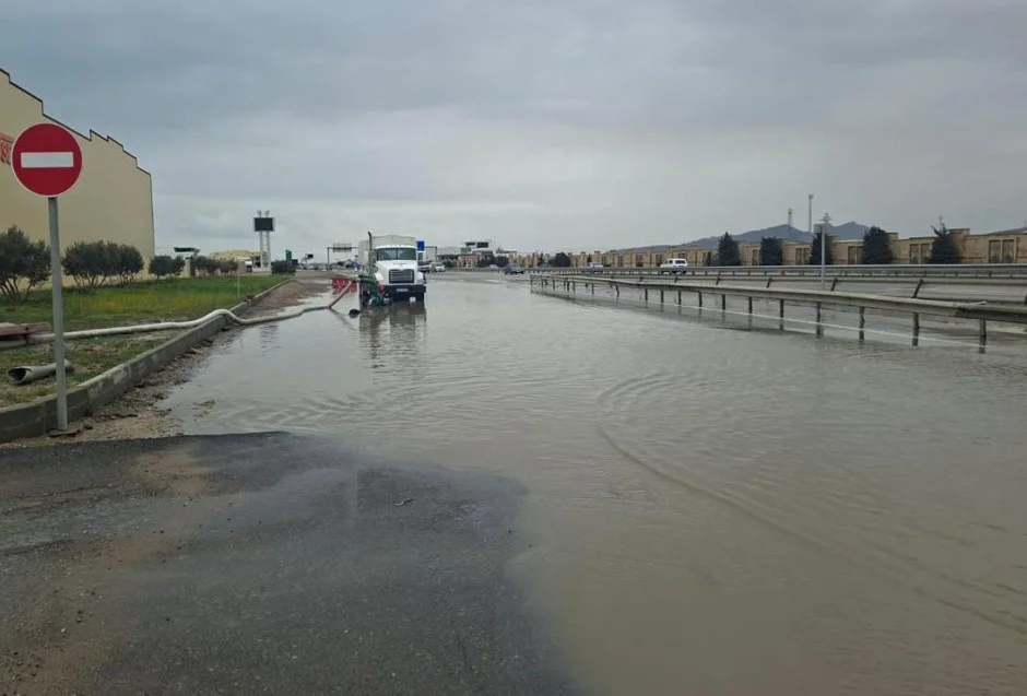 FHN: Güclü yağışların yaratdığı fəsadların aradan qaldırılması davam edir, 58 nəfər təxliyə edilib (VİDEO, FOTO)