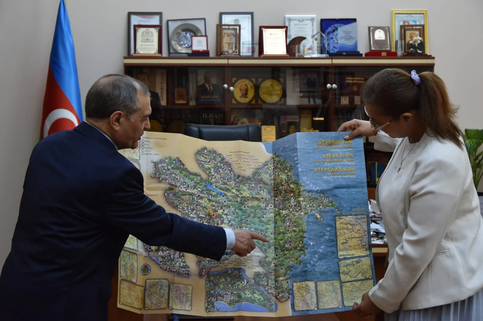 Kolumbiyanın Azərbaycandakı fövqəladə və səlahiyyətli səfiri xanım Nelsi Rakel Munar Xaramiyon Milli Kitabxananın qonağı olub