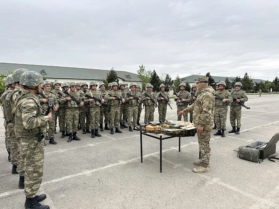 Hərbi vəzifəlilərlə keçirilən təlim toplanışı başa çatıb