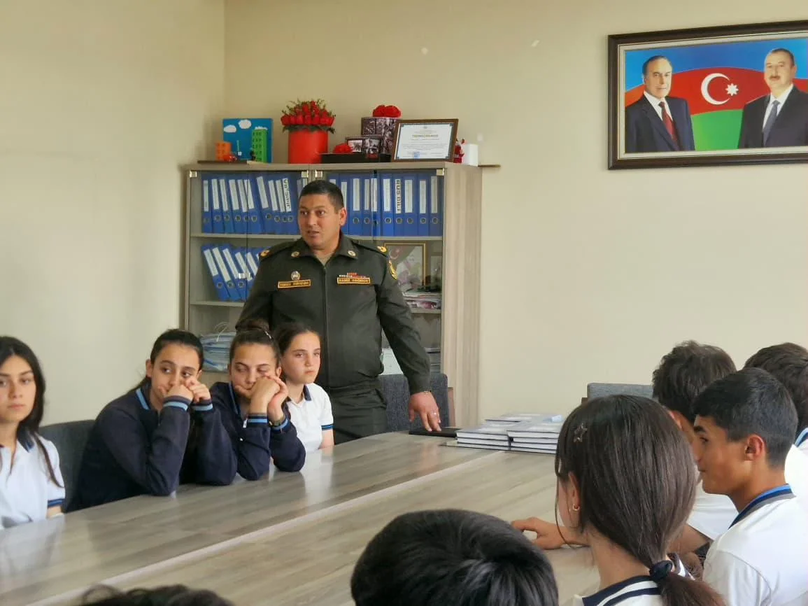 13 nömrəli tam orta məktəbdə əməyin mühafizəsi və təhlükəsizlik qaydalarına dair maarifləndirmə təlimi keçirilib