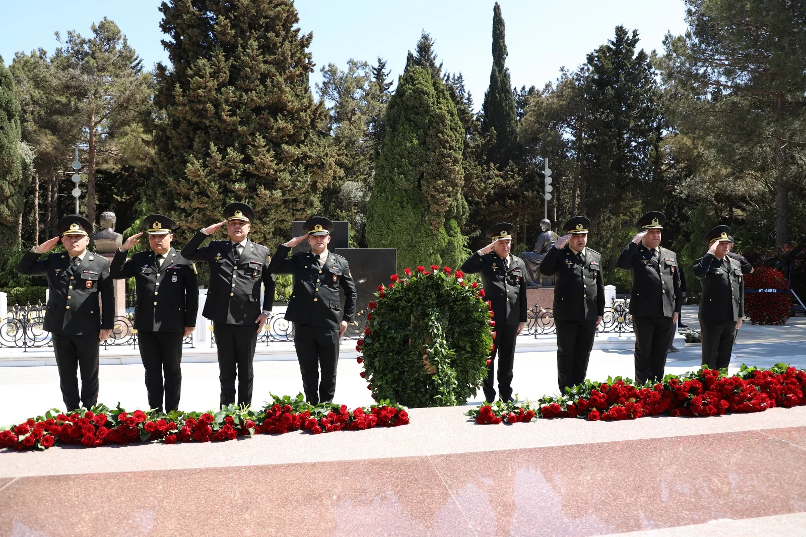 Dövlət Xidmətinin şəxsi heyəti Ulu Öndərin əziz xatirəsini ehtiramla yad edib