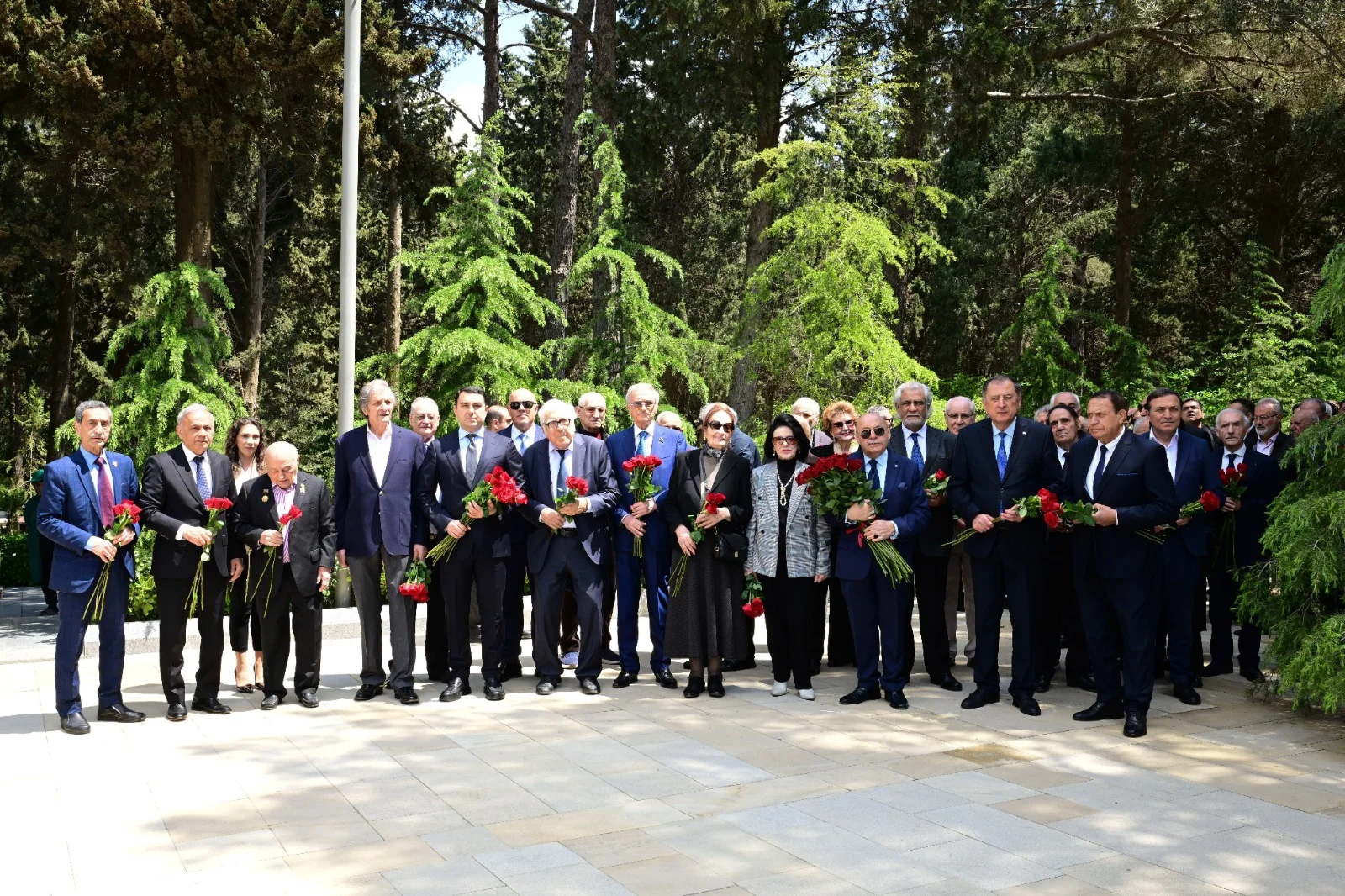 Mədəniyyət xadimləri və mədəniyyət naziri Fəxri xiyabanda Ulu Öndərin məzarını ziyarət edib