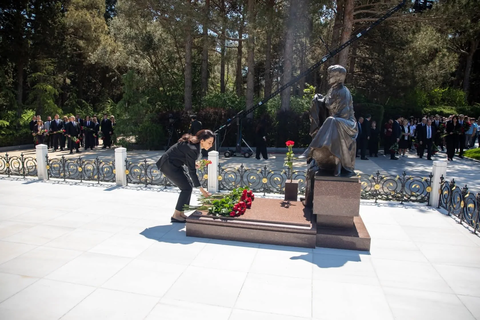 Səbinə Əliyeva Ümummilli Lider Heydər Əliyevin anadan olmasının 103-cü ildönümü ilə əlaqədar Fəxri xiyabanı ziyarət edib
