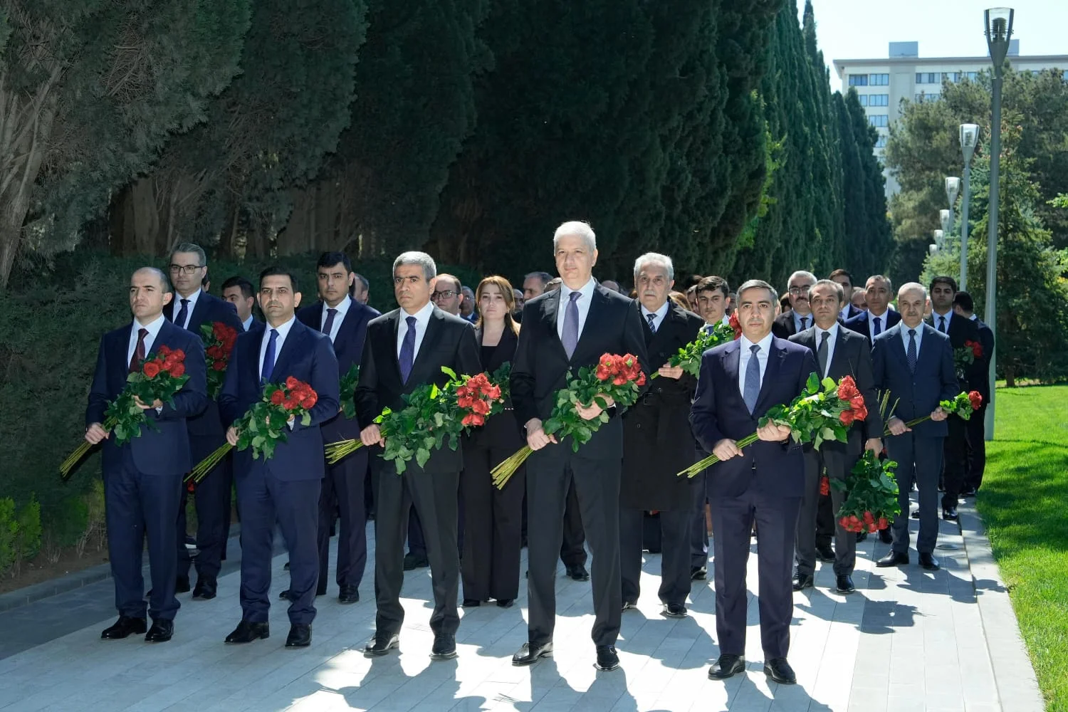 Əmək və Əhalinin Sosial Müdafiəsi Nazirliyinin kollektivi Fəxri xiyabanda Ulu Öndər Heydər Əliyevin məzarını ziyarət edib